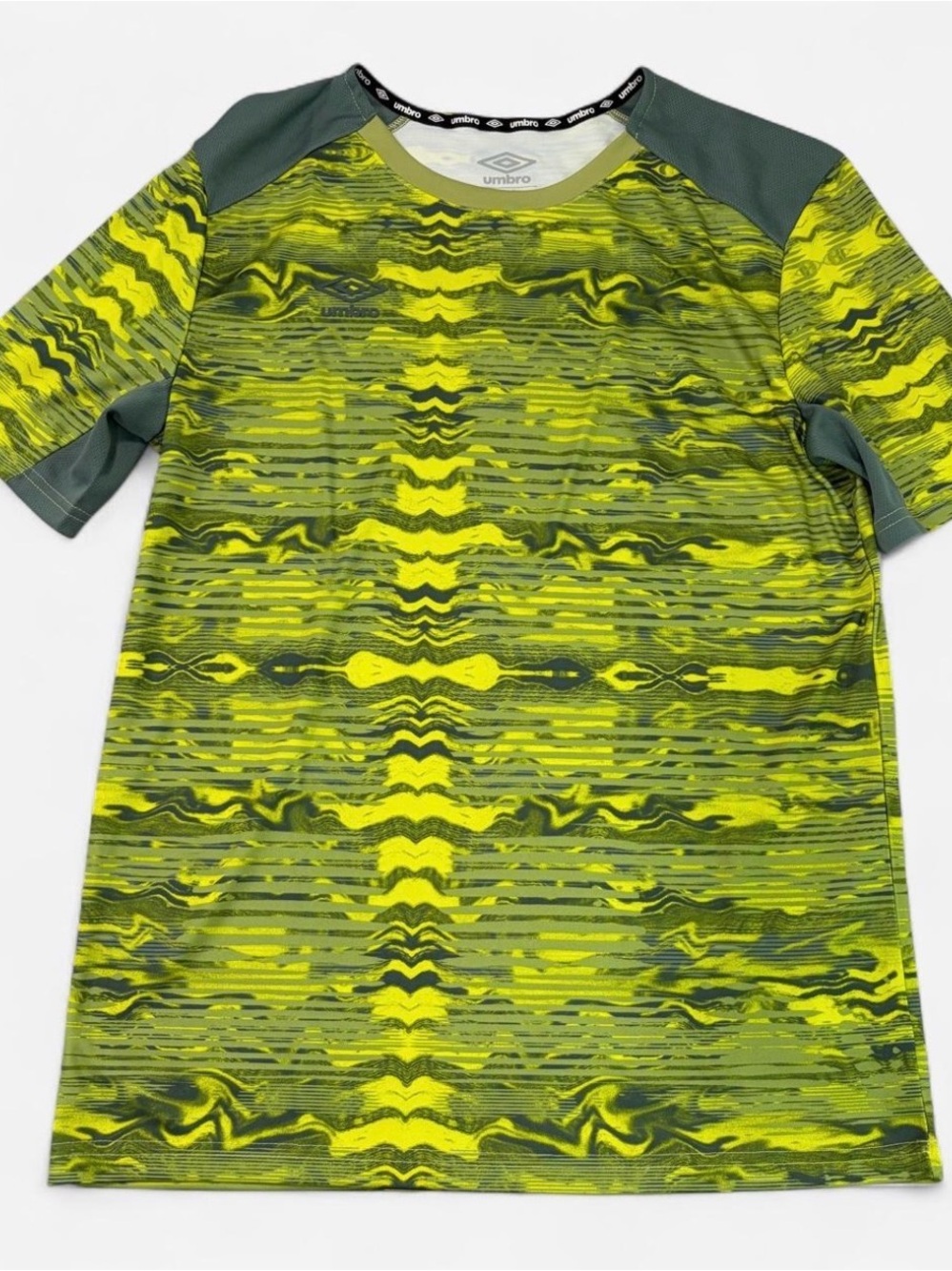 NWT Umbro Blurred Lines Training Top Men’s Medium